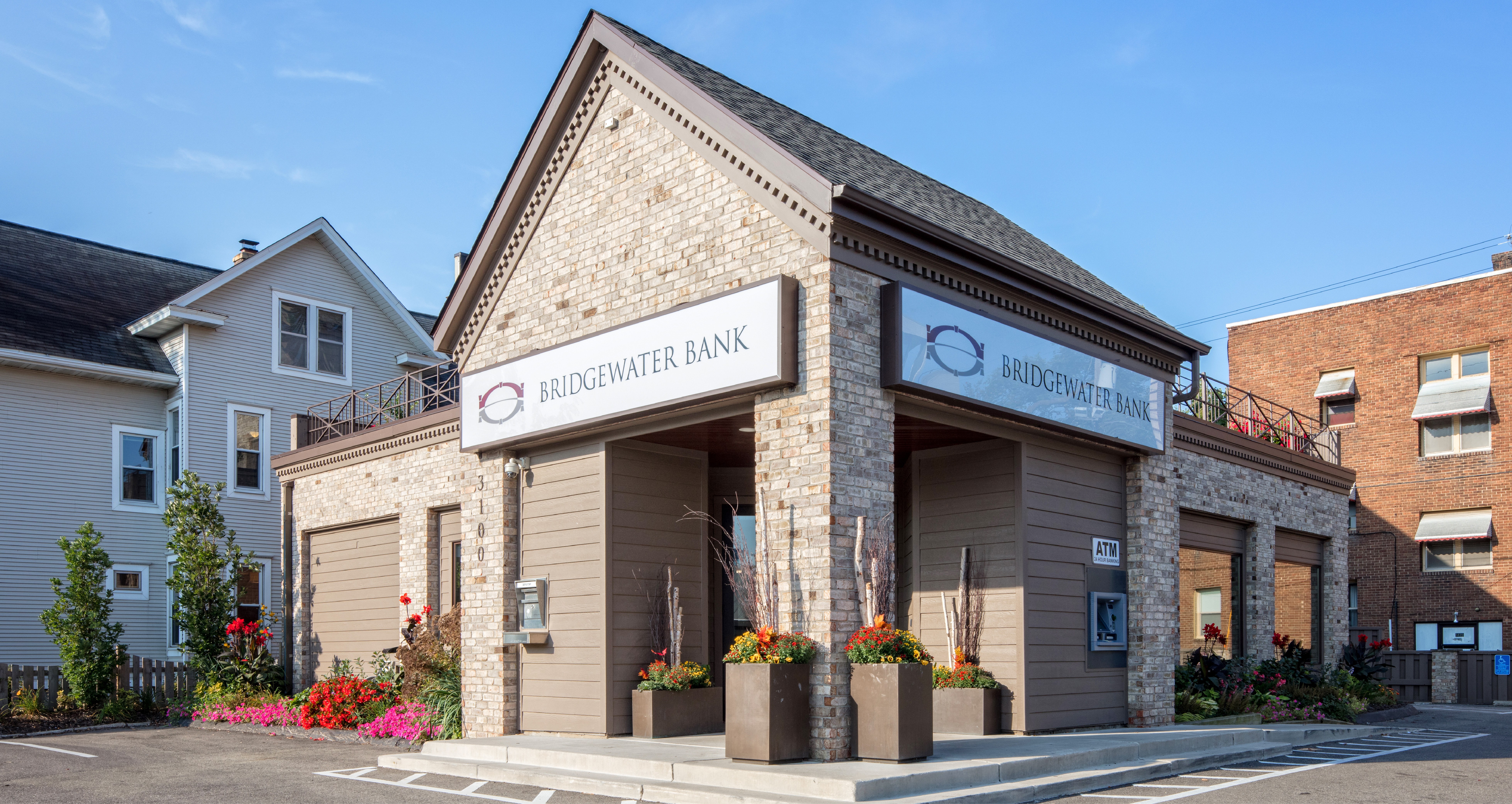 Exterior photo of Bridgewater Bank Uptown Minneapolis branch.